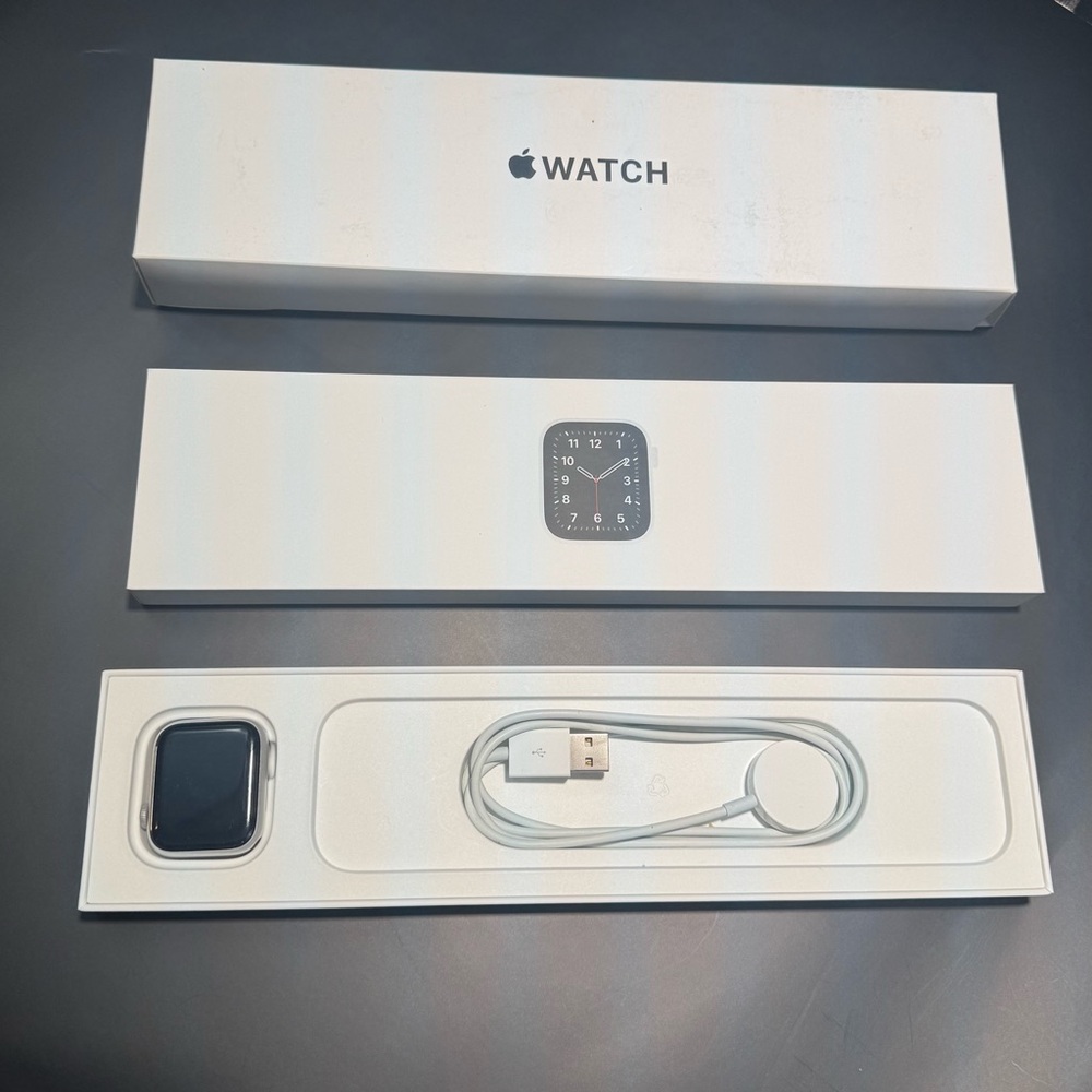 Apple Watch SE 40mm Aluminum/Ceramic case - Picture 1 of 5
